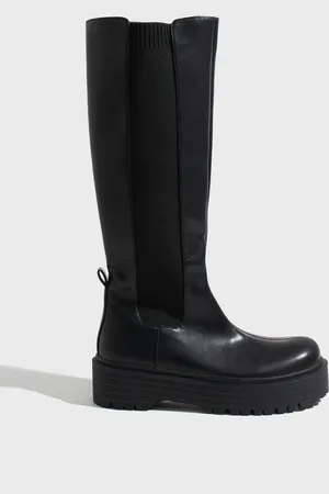Nelly - Clean Under Knee Boot