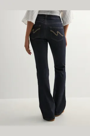 Nelly - Mid Waist Perfect Bootcut Jeans